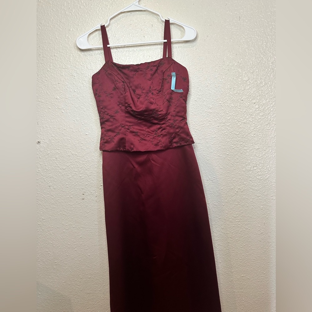 Vintage, floor-length, maroon gown, women’s 2 fits like a 2. Like new. 1 wear.